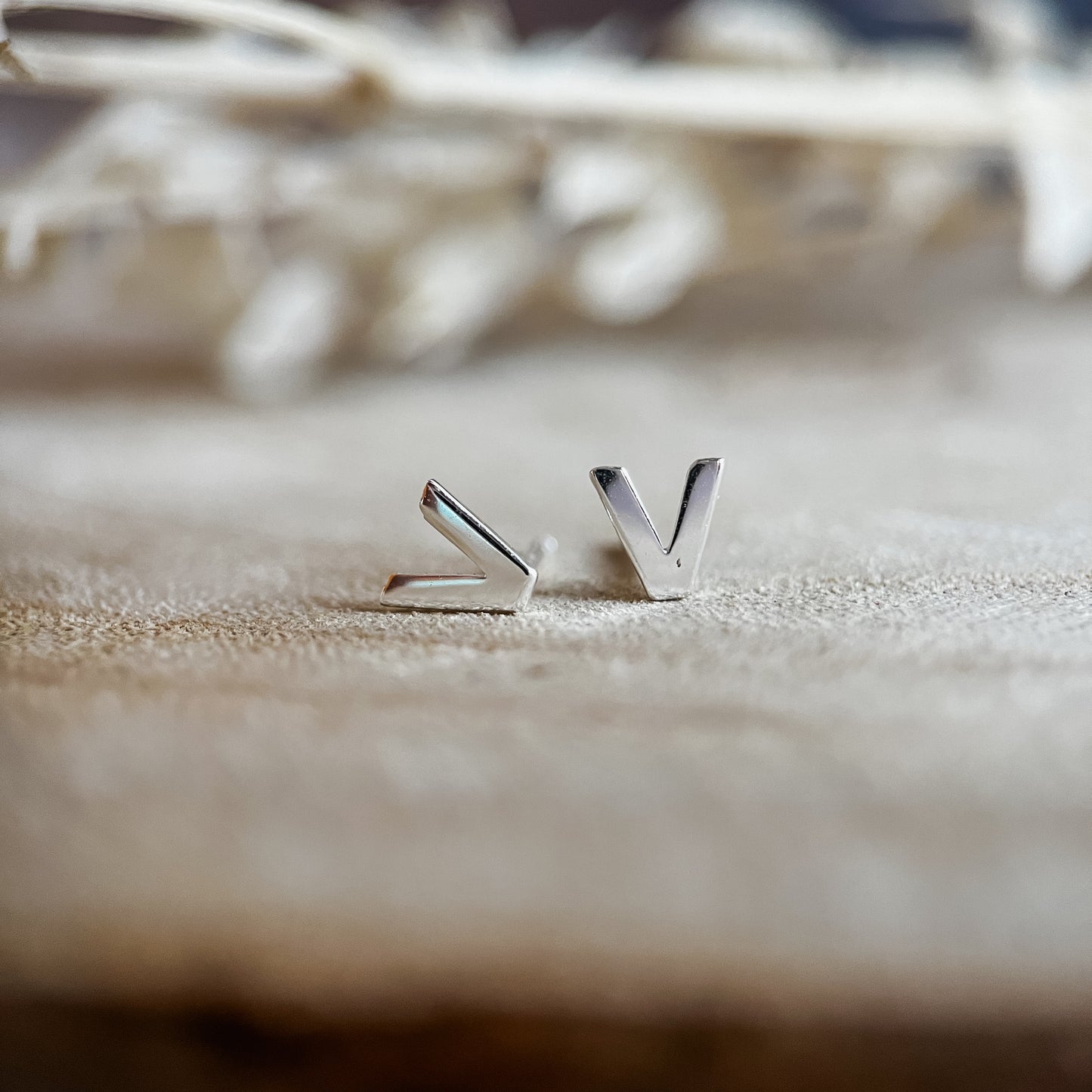 V initial studs