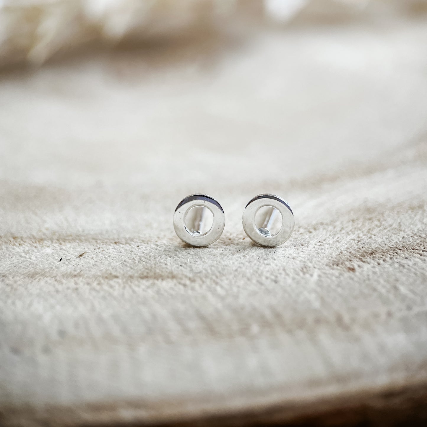 O initial studs